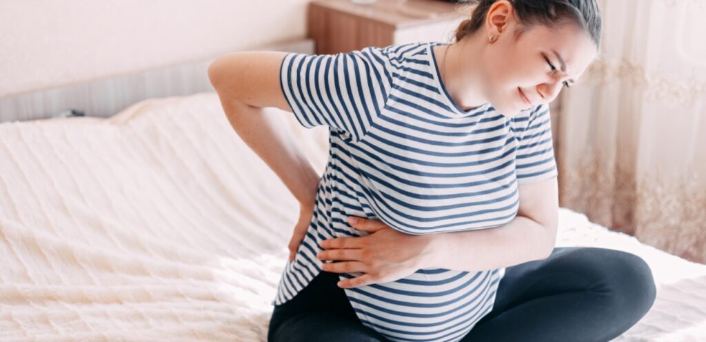 امرأة حامل تعاني من الألم