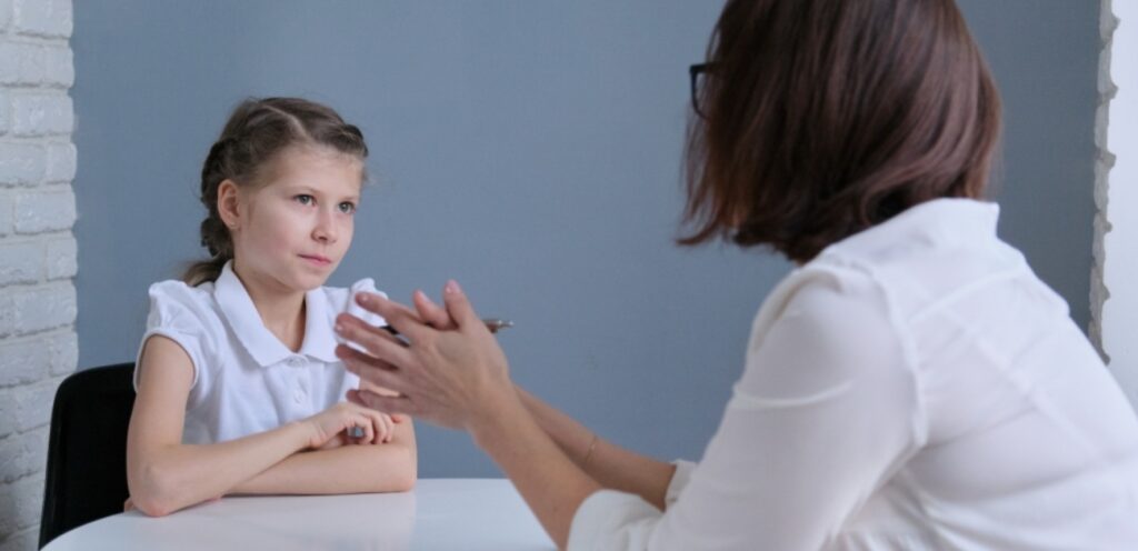 طفلة لدى معالجة نطق