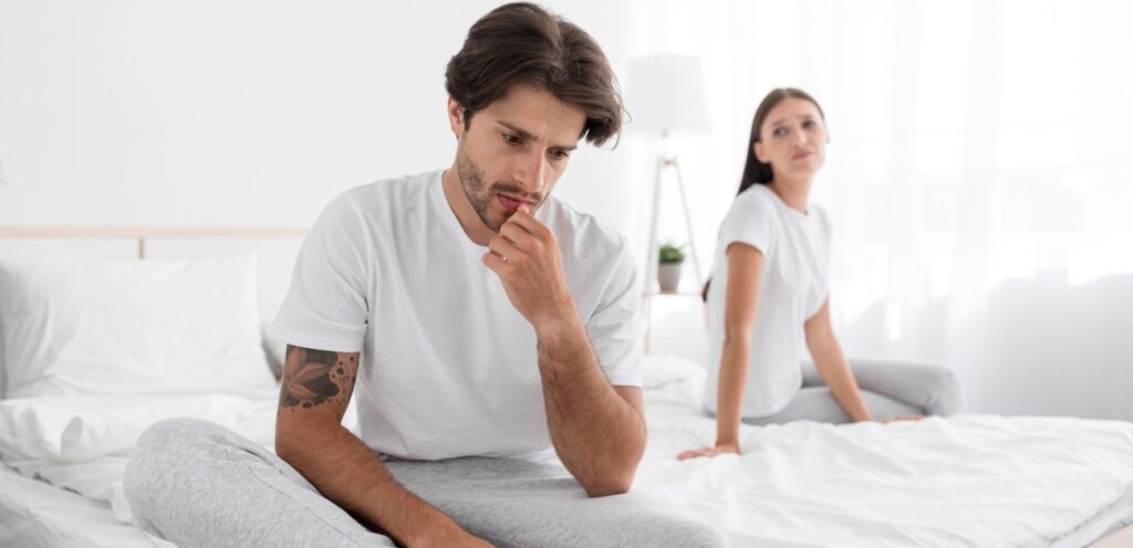 زوجان حزينان على السرير