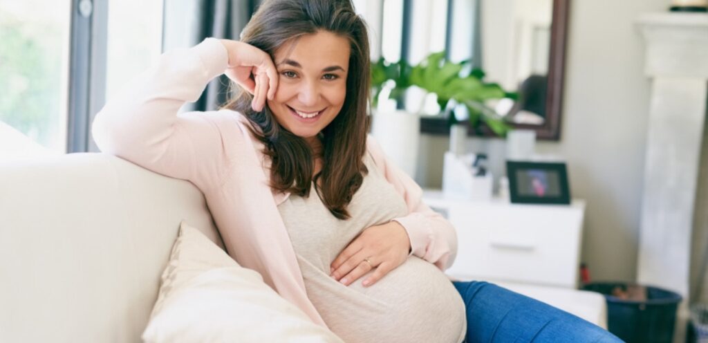 امرأة حامل سعيدة