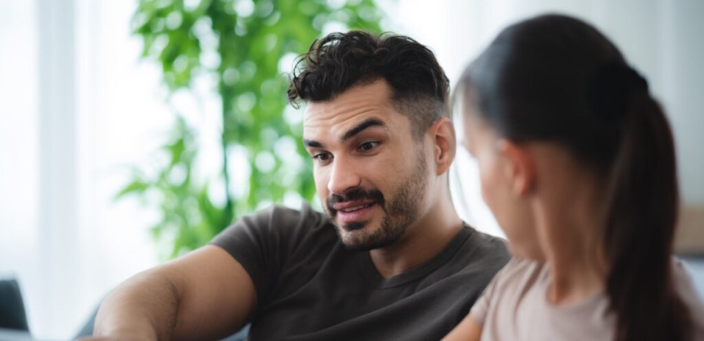 زوجان يتحدّثان