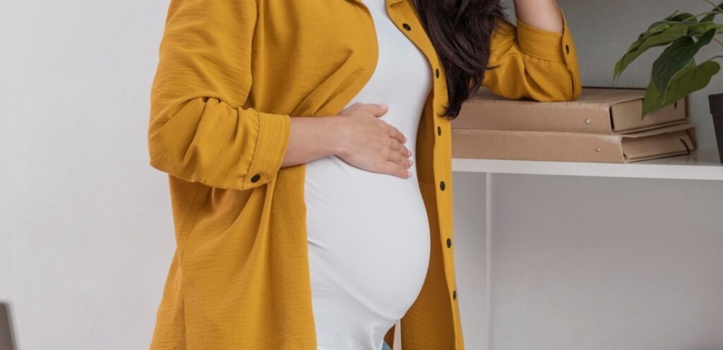 امراة حامل تعاني من الألم في البطن