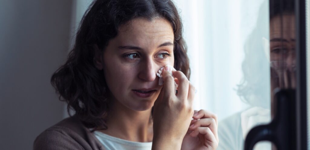 امرأة حزينة ووحيدة