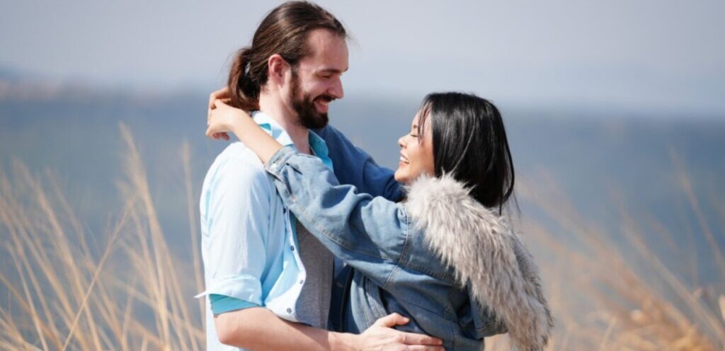 زوجان سعيدان رومانسيان