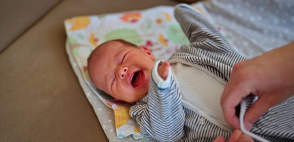 طفل رضيع يبكي