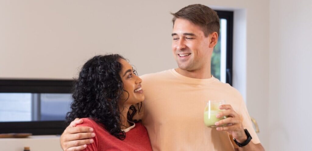 زوجان سعيدان يشربان العصير