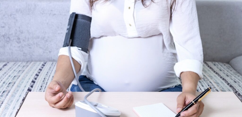 امرأة حامل تقيس معدّل ضغط الدم