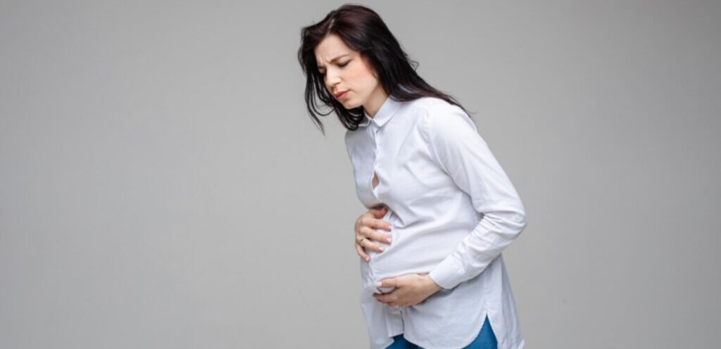 امرأة حامل تعاني من آلام في البطن