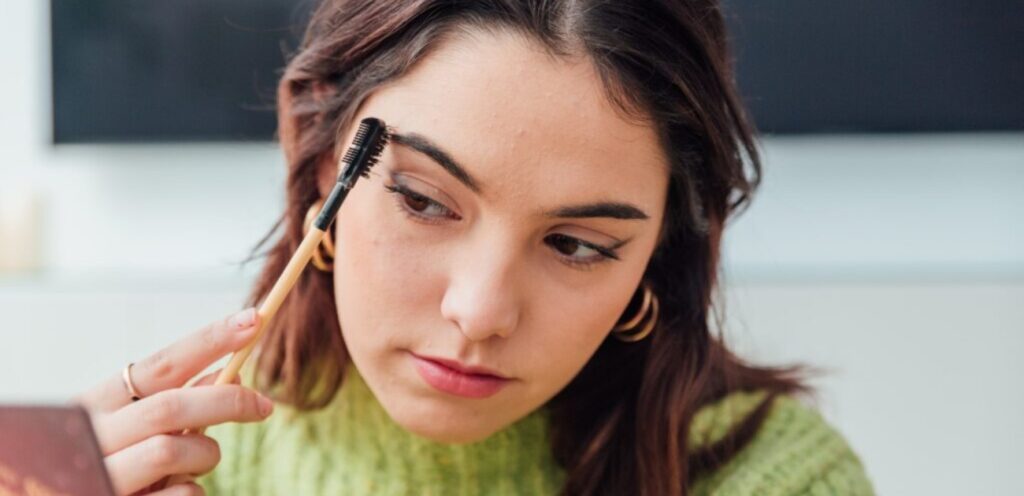 امرأة تعتني بحواجبها