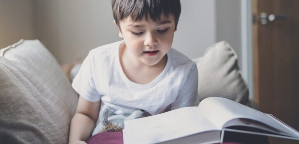 طفل يقرأ كتابًا
