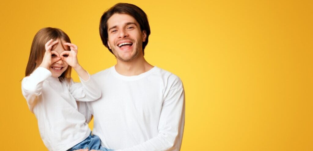 أب سعيد يحمل طفلته