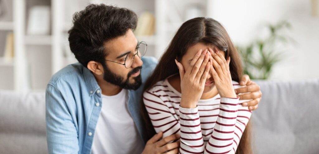 امرأة حزينة ورجل يواسيها