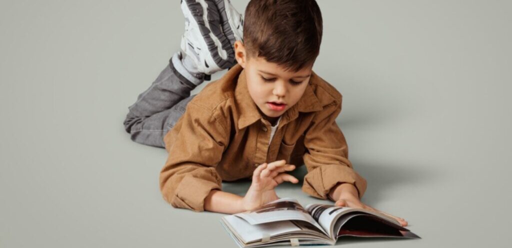 طفل يقرأ كتاب