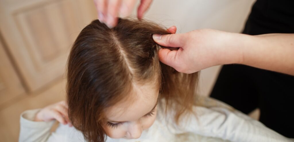 أم تصفّف شعر ابنتها