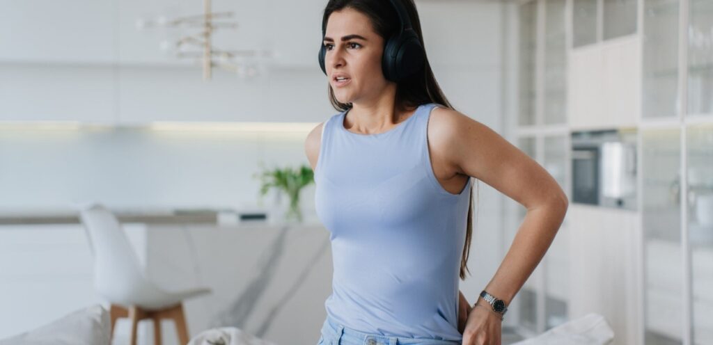 امرأة تعاني من آلام في الظهر