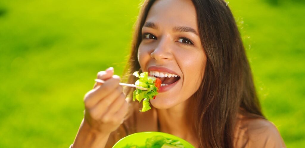 امرأة تتناول طعام صحي
