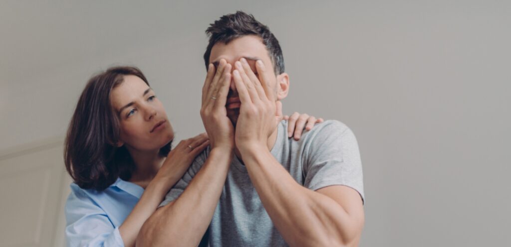 رجل حزين وامرأة تحاول مواساته