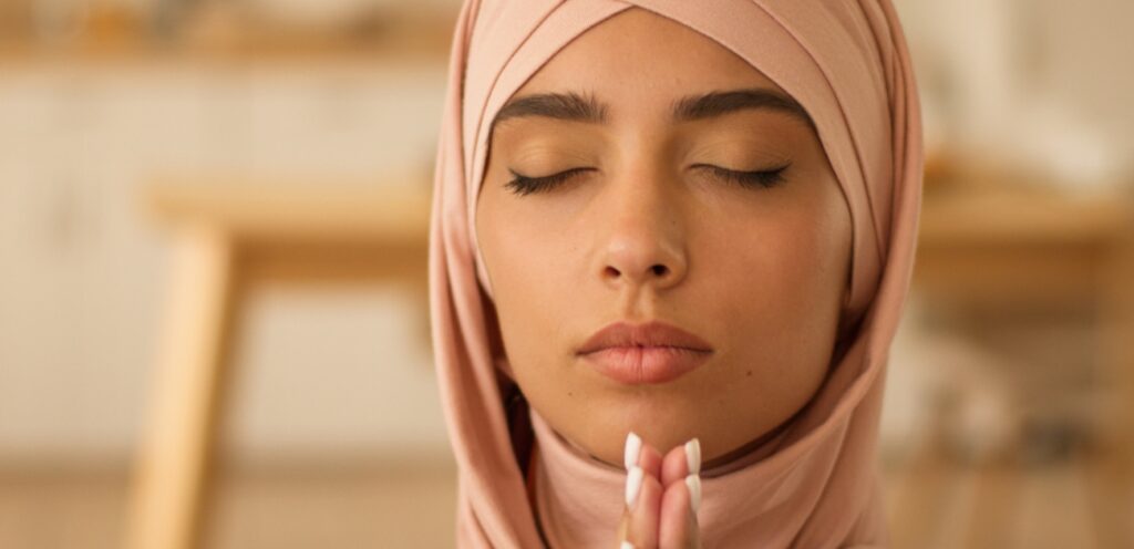 امرأة تتلو دعاءًا