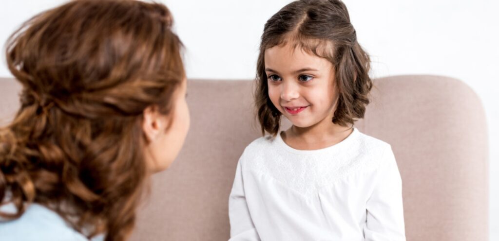 طفلة تنظر إلى والدتها بسعادة