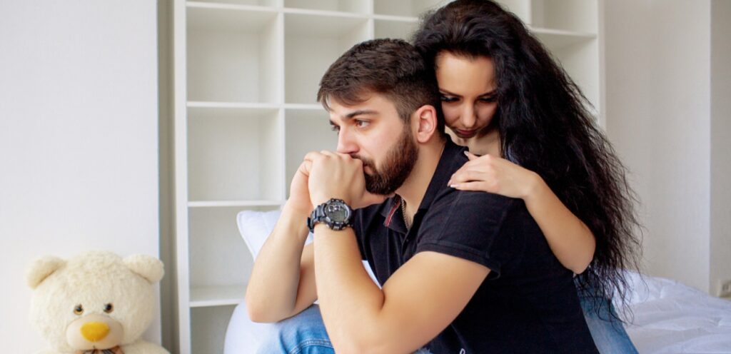 رجل حزين وامرأة تواسيه