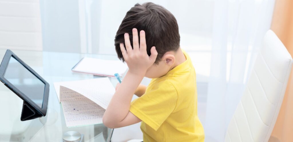 طفل يحّل واجباته المدرسيّة