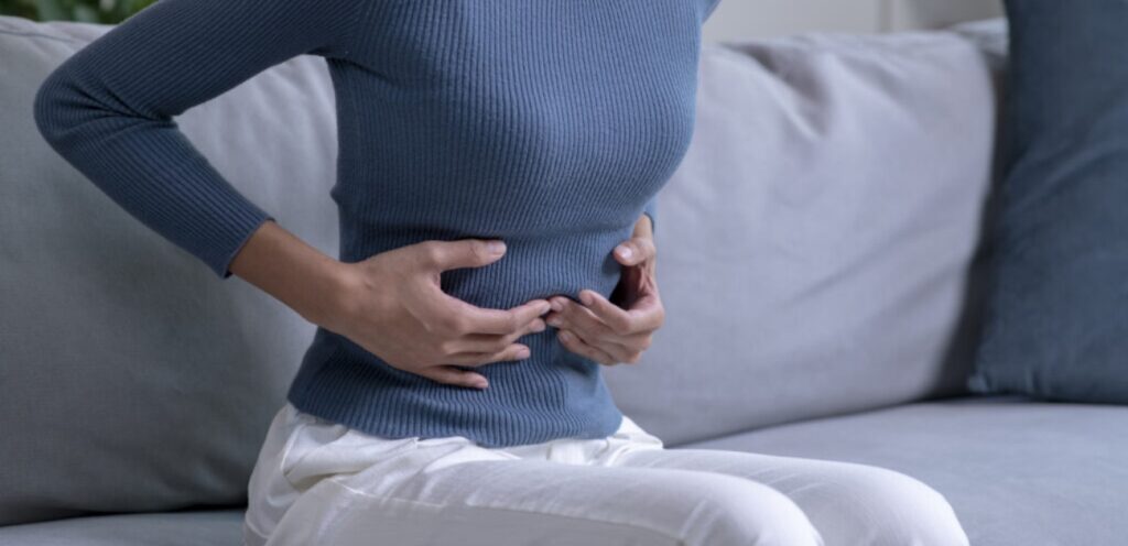 امرأة تعاني من آلام في المعدة