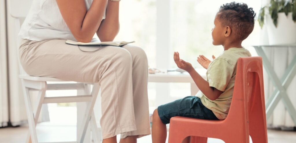 طفل لدى معالجة نطق