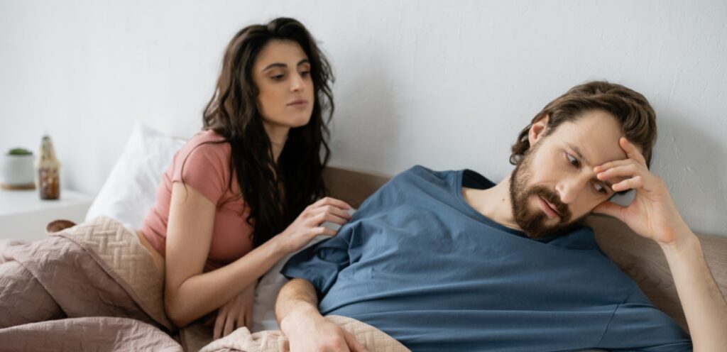 رجل حزين وامرأة تحاول مواساته