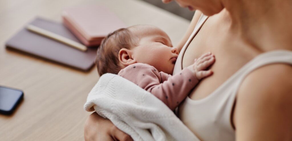 امرأة ترضع طفلها طبيعيًا