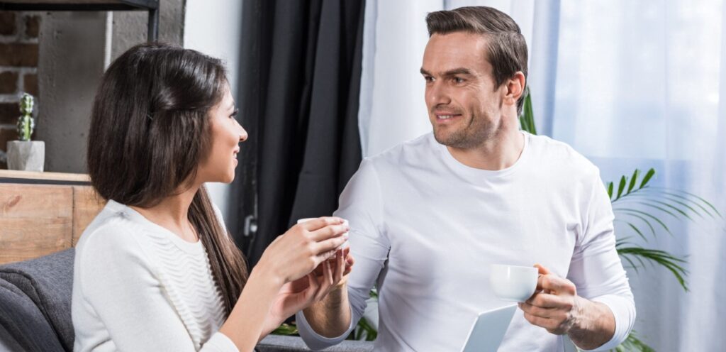 زوجان يتحدّثان