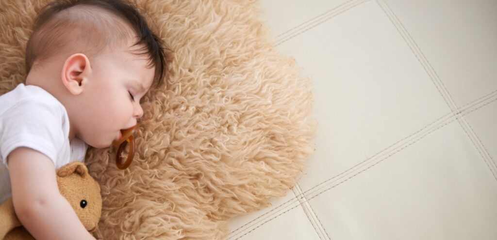 طفل رضيع نائم