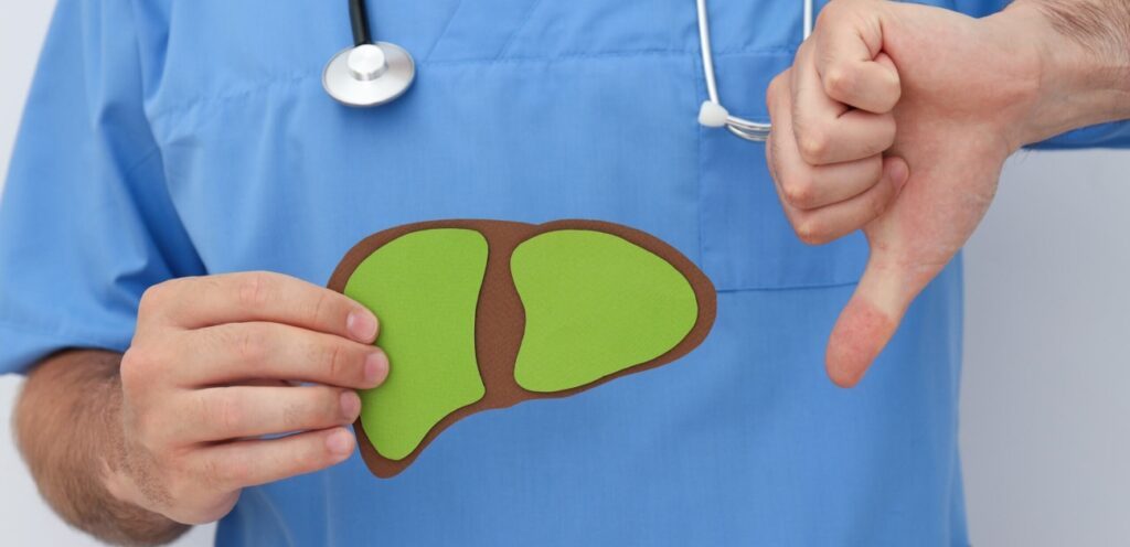 طبيب يمسك شكل كبد