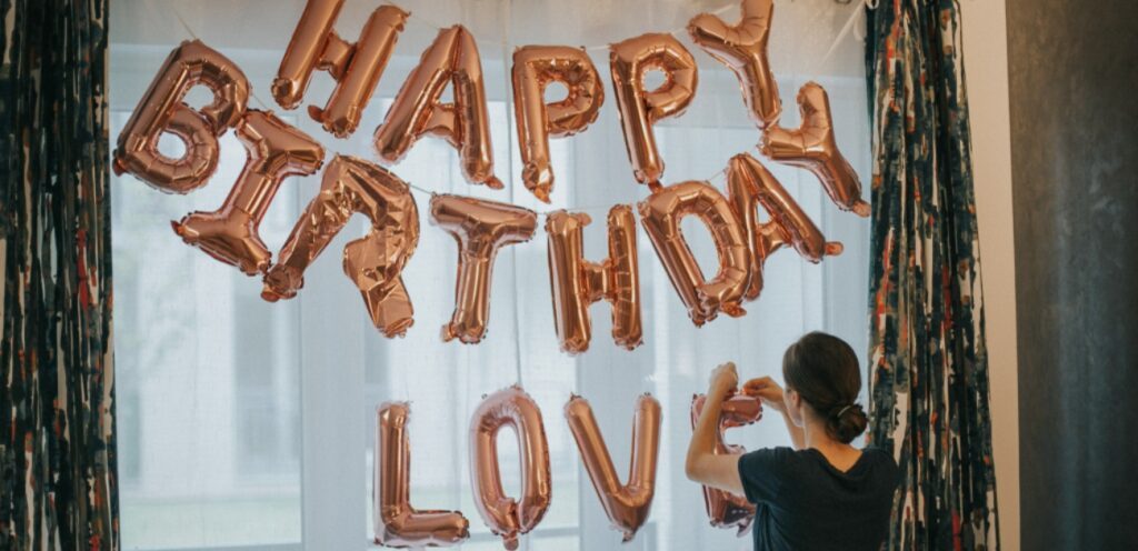 امرأة تضع زينة عيد ميلاد