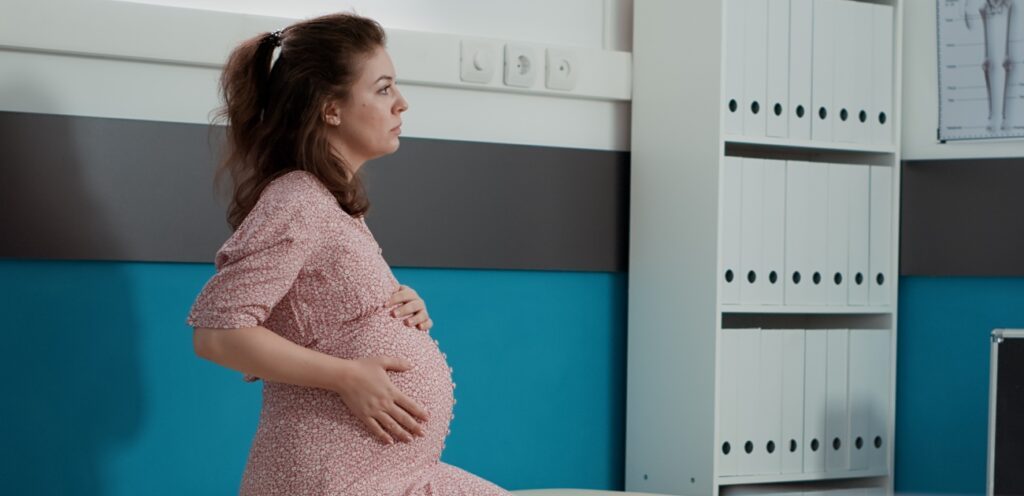 امراة حامل تعاني من الألم في البطن