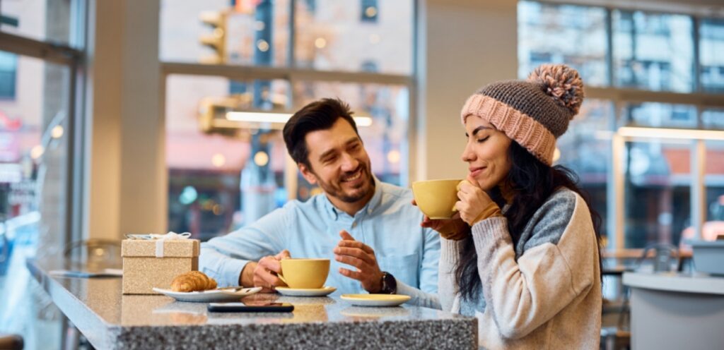 زوجان سعيدان في مقهى