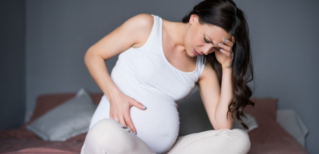 امرأة حامل تعاني من الألم