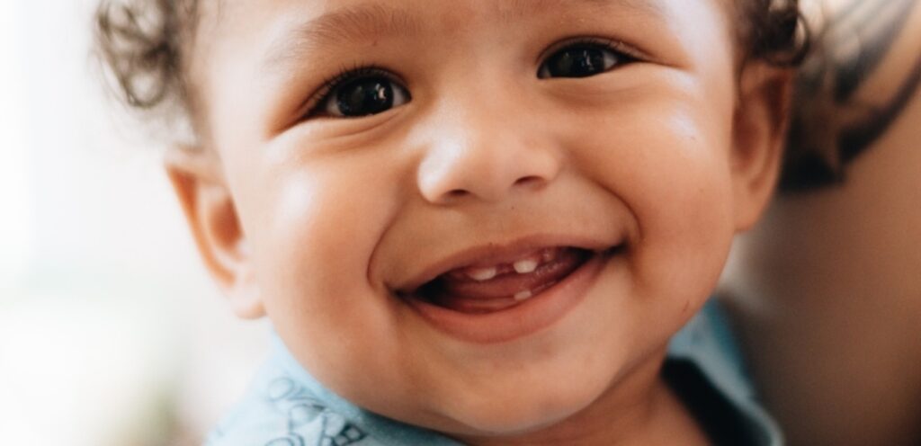 طفل رضيع مبتسم