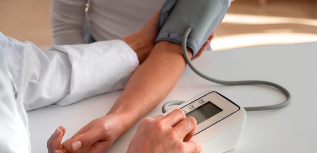 طبيب يقيس معدّل ضغط الدم لدى مريضته