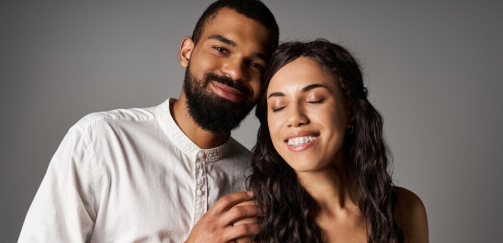 زوجان سعيدان رومانسيان