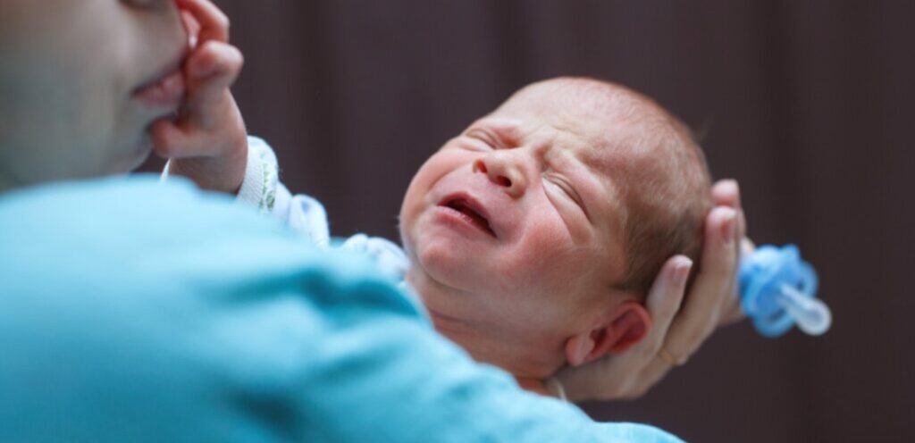 طفل رضيع يبكي