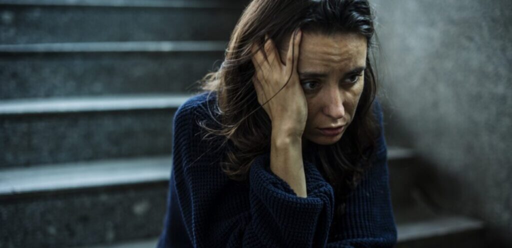 امرأة وحيدة وحزينة