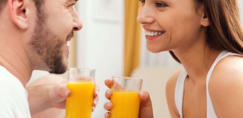 زوجان سعيدان يشربان العصير
