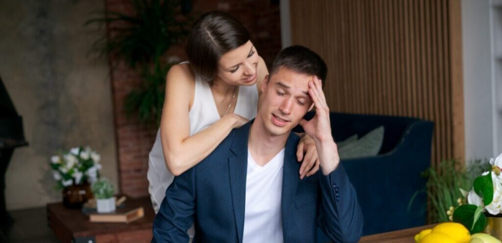 امرأة تقترب من زوجها وهو غاضب