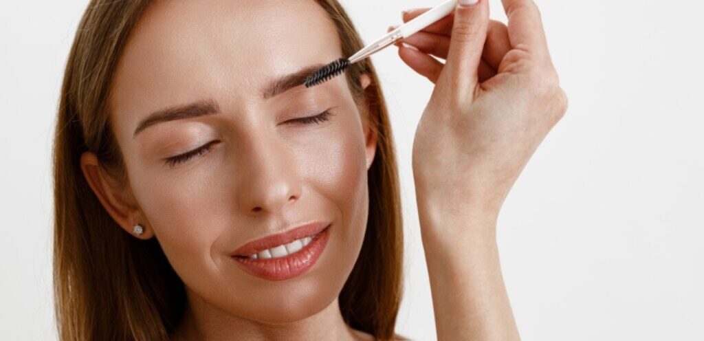 امرأة تعتني بحواجبها