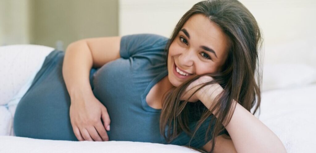 امرأة حامل سعيدة