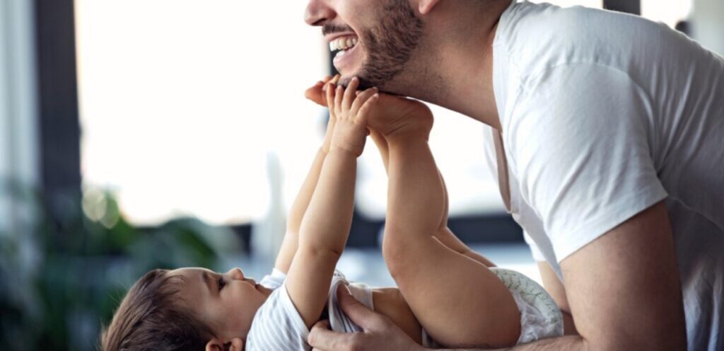 أب يلعّب رضيعه