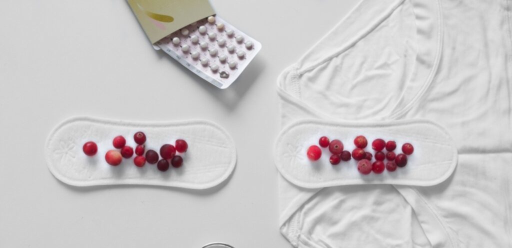 فوطة نسائيّة وحبوب دواء