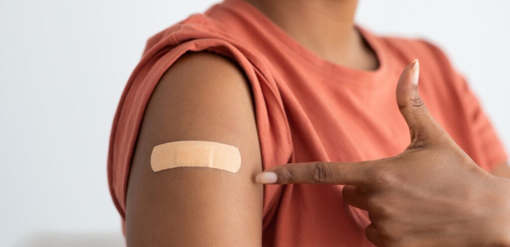 امرأة تضع لصقة على ذراعها