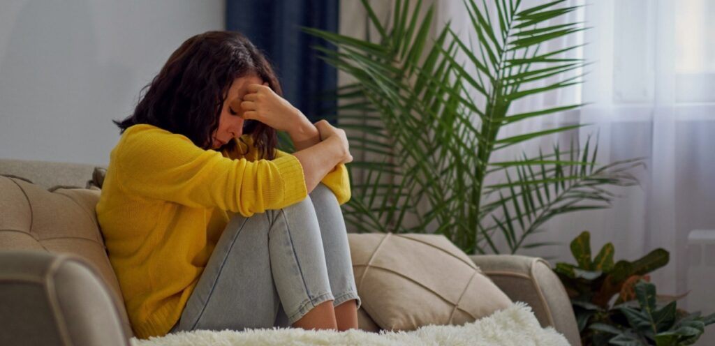 امرأة تشعر بالحزن