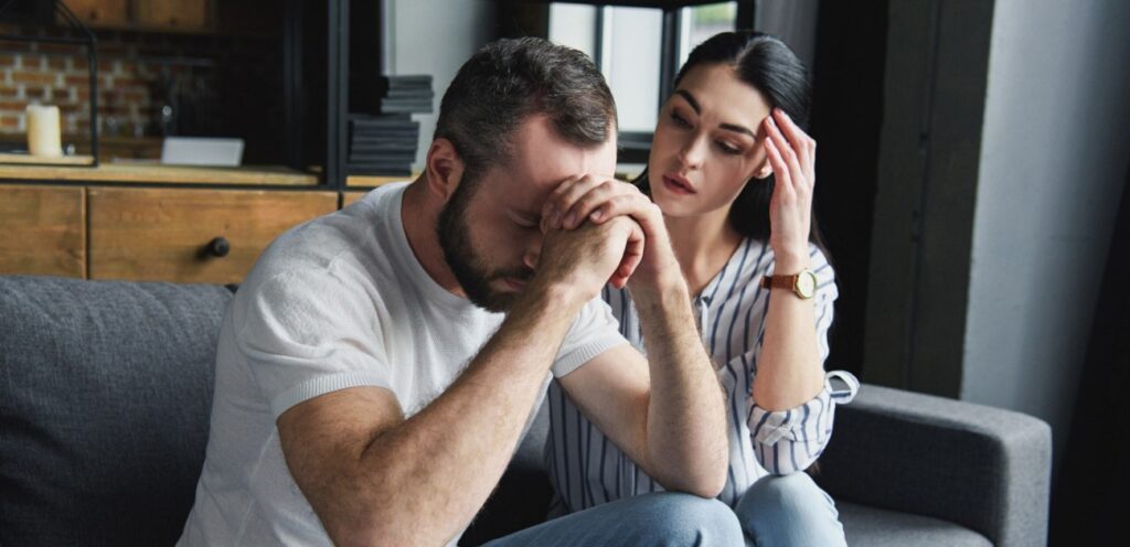 زوجان جالسان